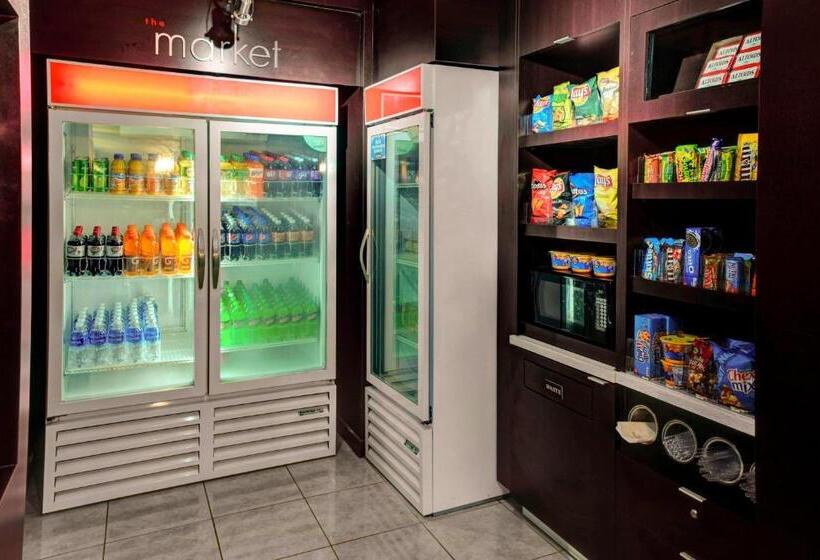 هتل Courtyard By Marriott Anniston Oxford