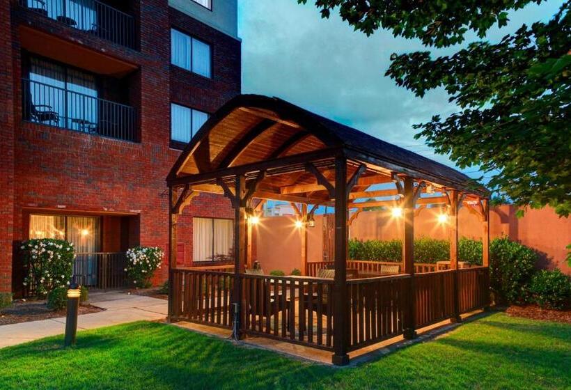 هتل Courtyard By Marriott Anniston Oxford