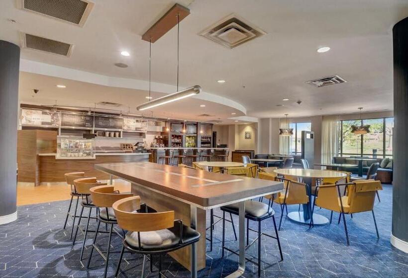 Отель Courtyard Cincinnati North At Union Centre