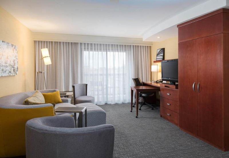 هتل Courtyard Des Moines Ankeny