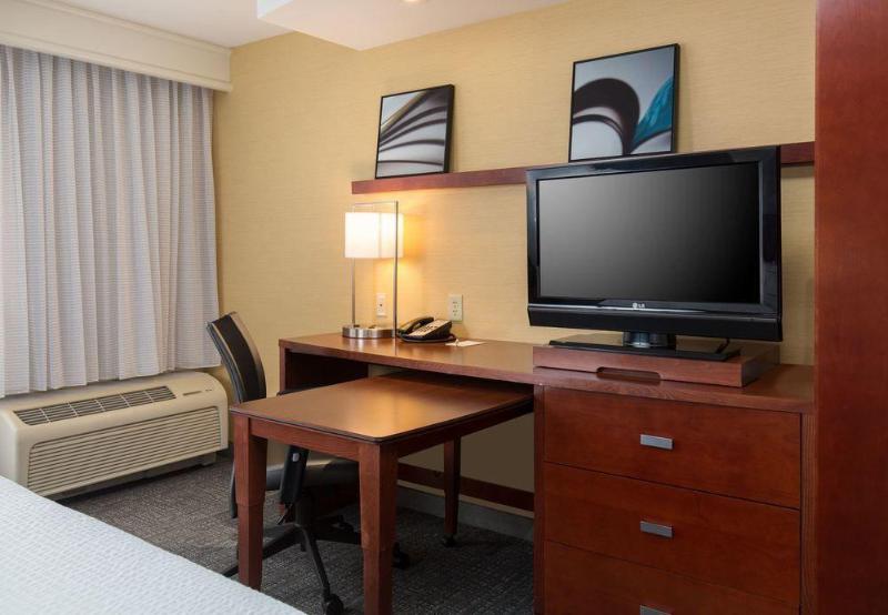 هتل Courtyard Des Moines Ankeny