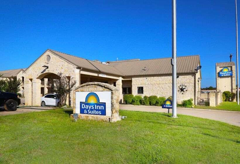 Отель Days Inn & Suites By Wyndham Llano