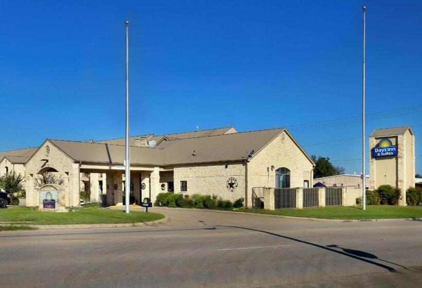 Отель Days Inn & Suites By Wyndham Llano