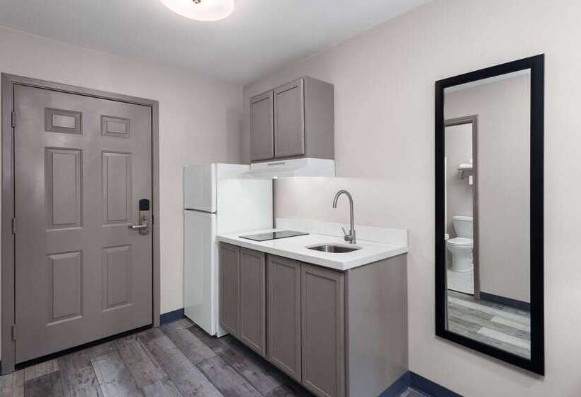 בית מלון כפרי Days Inn & Suites By Wyndham Sellersburg