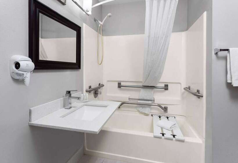 בית מלון כפרי Days Inn & Suites By Wyndham Sellersburg