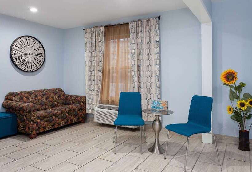 בית מלון כפרי Days Inn & Suites By Wyndham Sellersburg