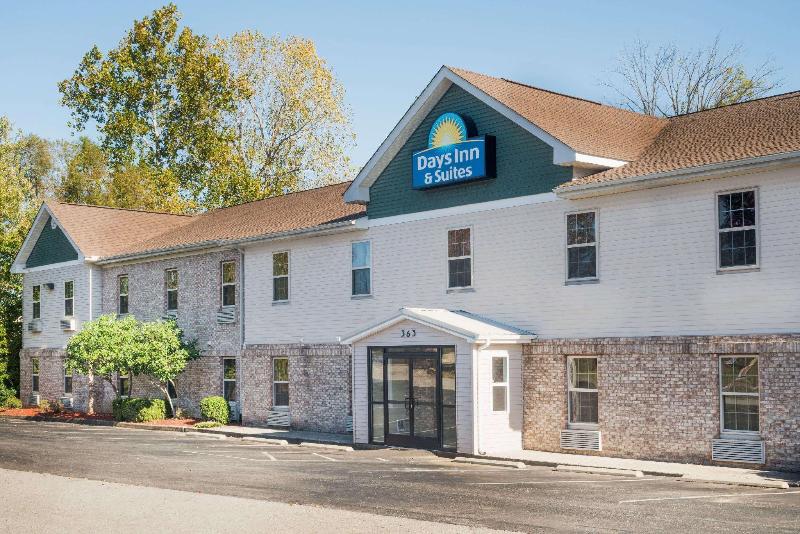 בית מלון כפרי Days Inn & Suites By Wyndham Sellersburg
