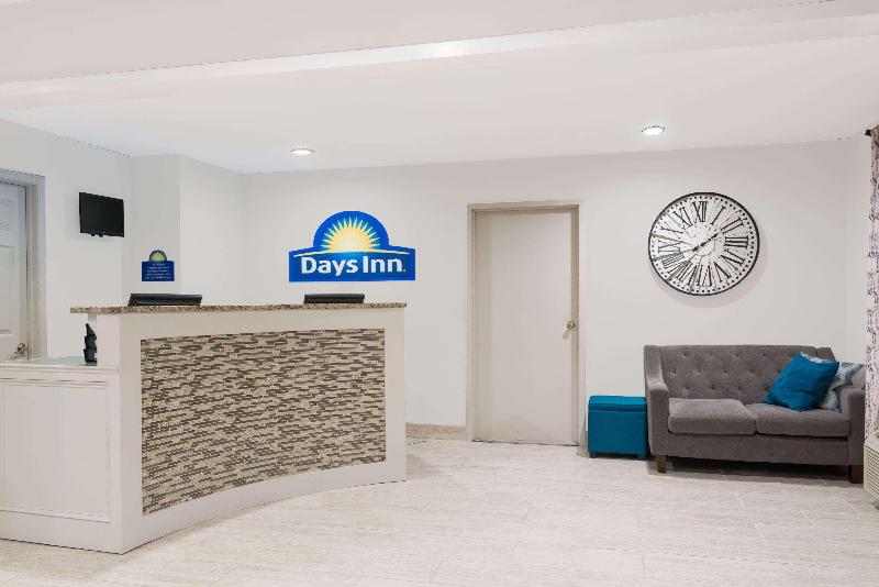 בית מלון כפרי Days Inn & Suites By Wyndham Sellersburg
