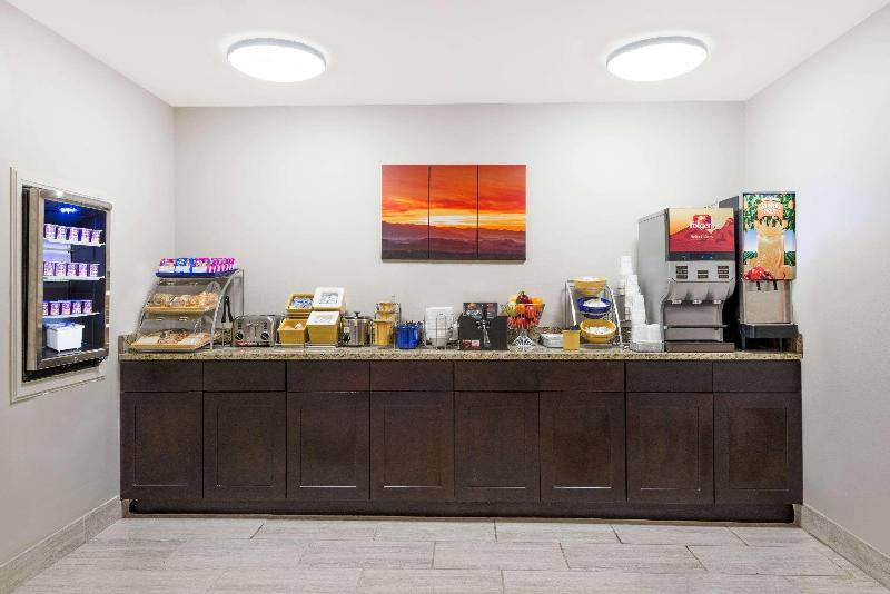 בית מלון כפרי Days Inn & Suites By Wyndham Sellersburg