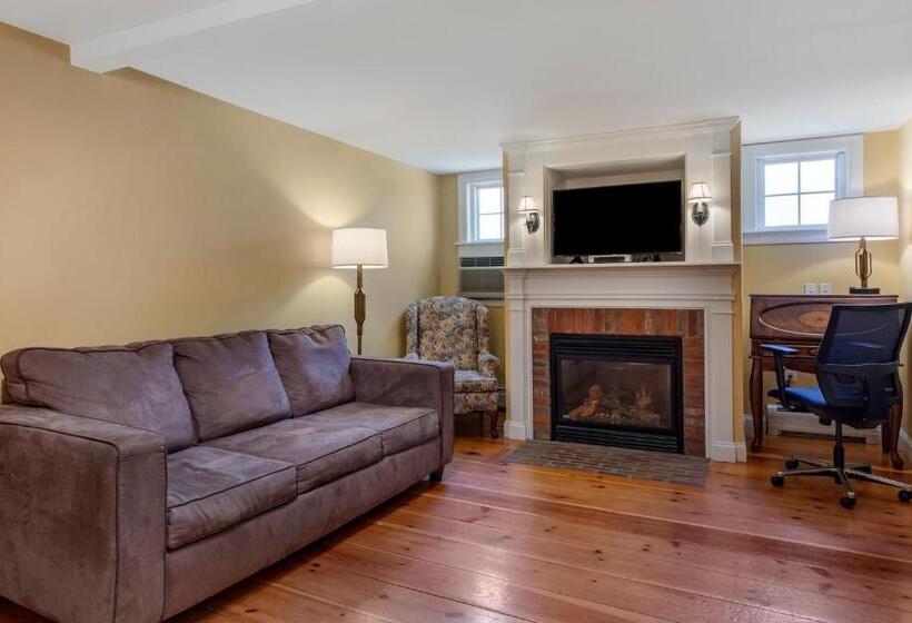 Essex Street Inn & Suites, Ascend Hotel Collection