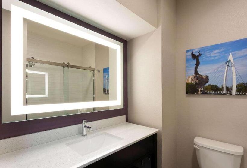 Hotel La Quinta By Wyndham Wichita Airport