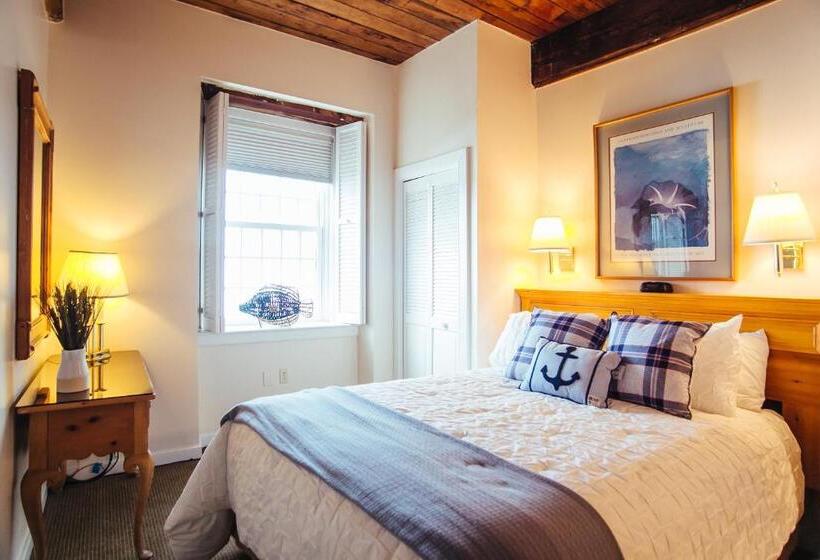 בית מלון כפרי Newport Bay Club And