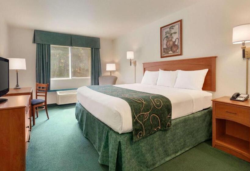فندق Travelodge By Wyndham Dunsmuir