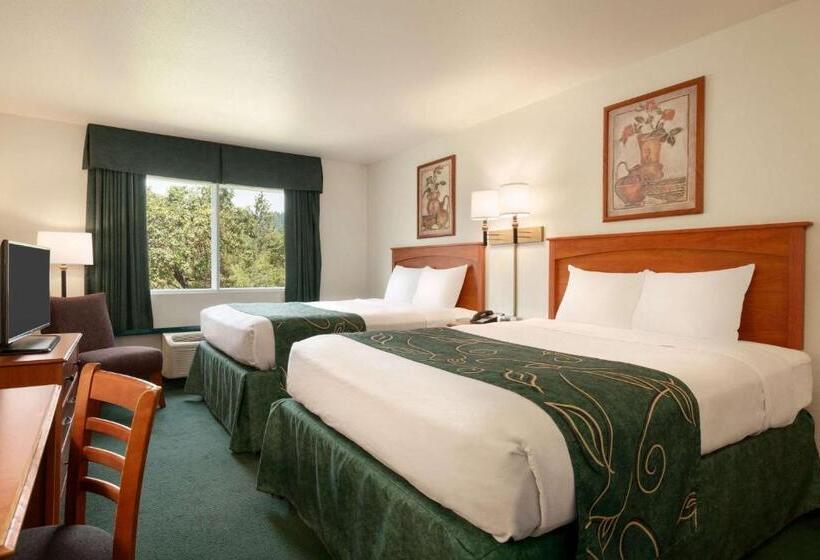 فندق Travelodge By Wyndham Dunsmuir