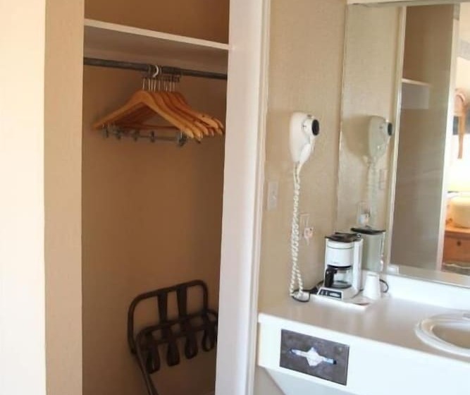 모텔 Lakeside Inn & Suites