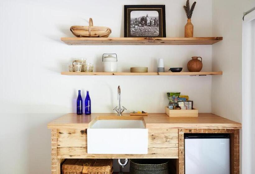 فندق على الطريق Tourists