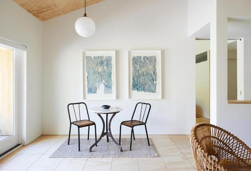 فندق على الطريق Tourists