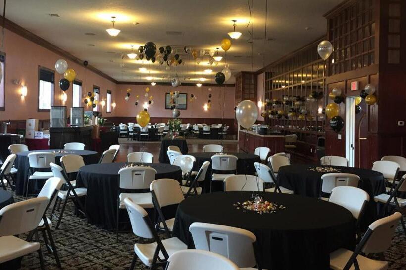 استراحتگاه Mackinaw Beach And Bay Inn & Suites