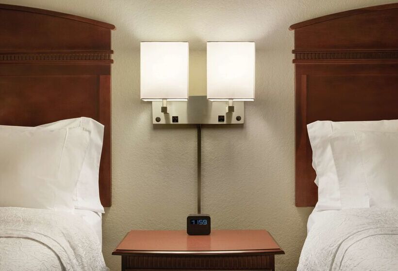 Hampton Inn & Suites Madison West