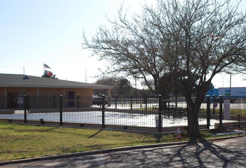 בית מלון כפרי Americas Best Value Inn Lubbock East