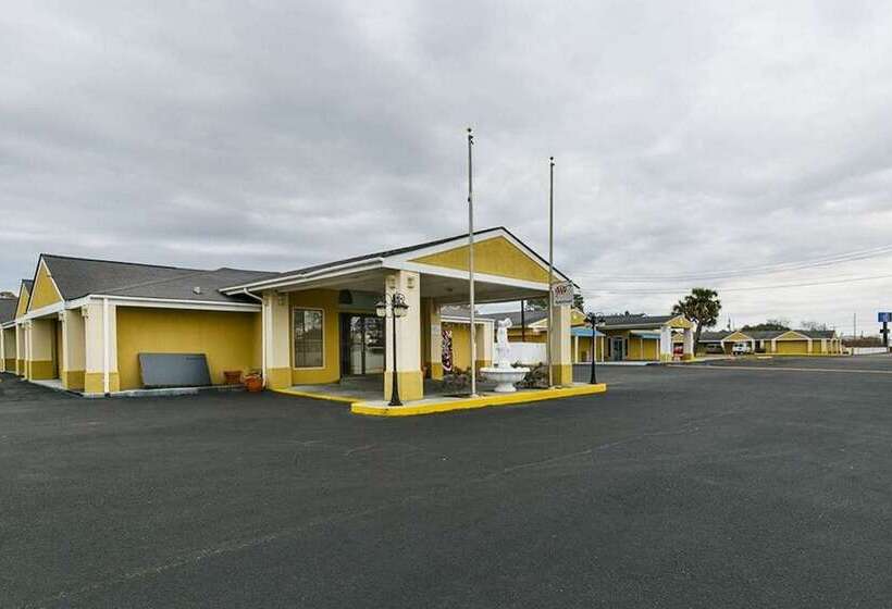 Отель Rodeway Inn & Suites