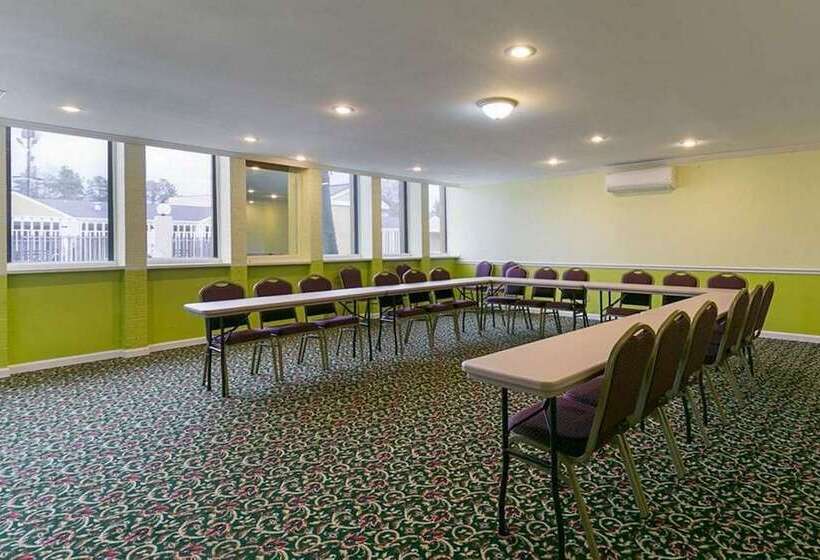 Отель Rodeway Inn & Suites