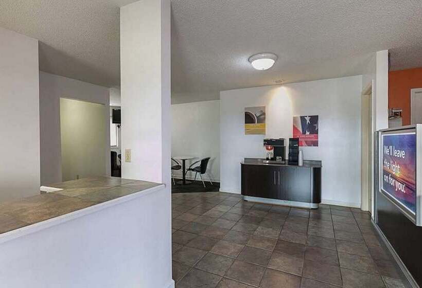 Отель Rodeway Inn & Suites