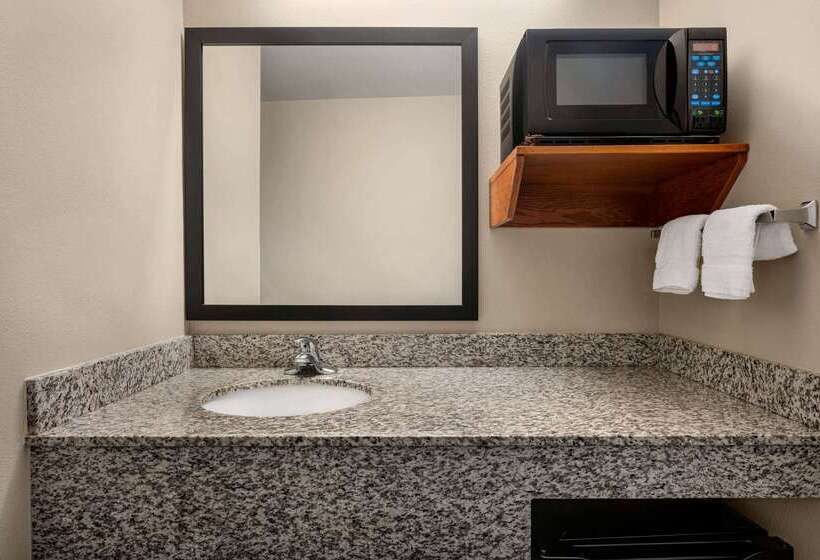 فندق Baymont By Wyndham Fremont