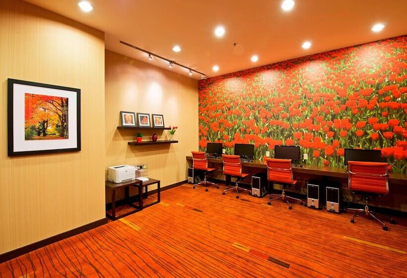 בית מלון כפרי Courtyard By Marriott Ottawa East