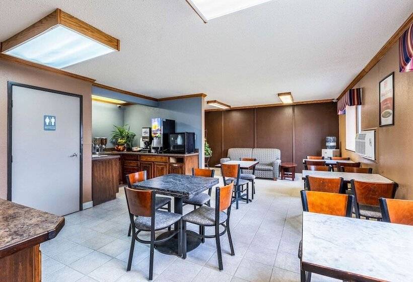 فندق Econo Lodge Inn & Suites