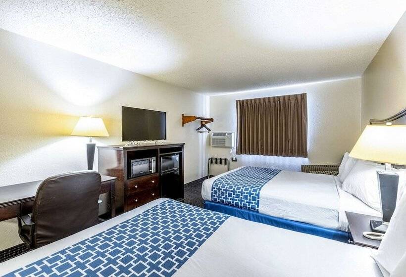 هتل Econo Lodge Inn & Suites