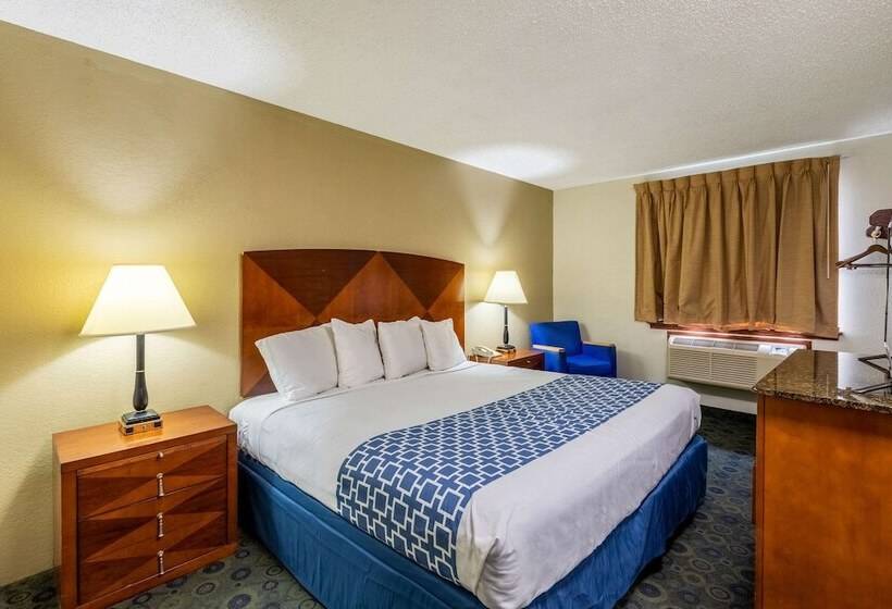 فندق Econo Lodge Inn & Suites