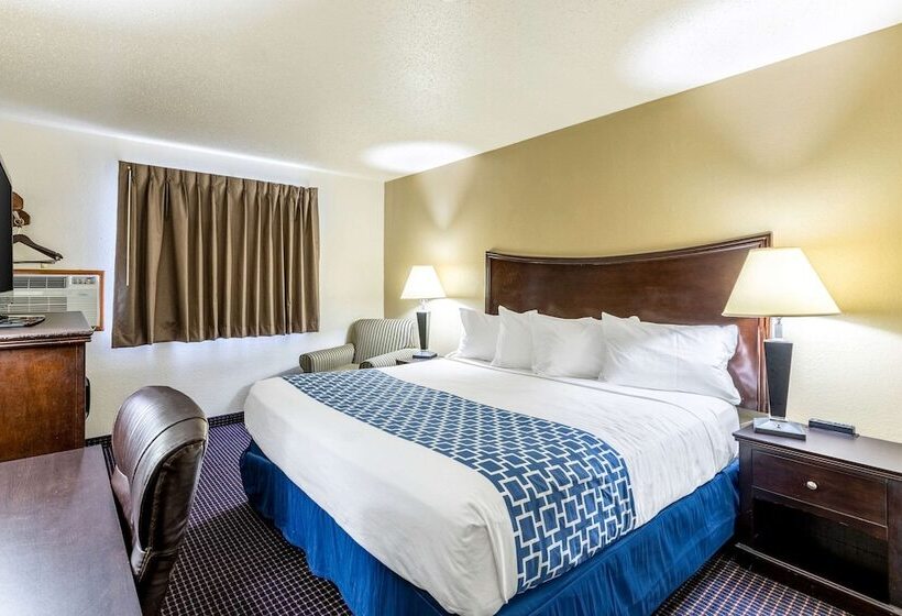 فندق Econo Lodge Inn & Suites