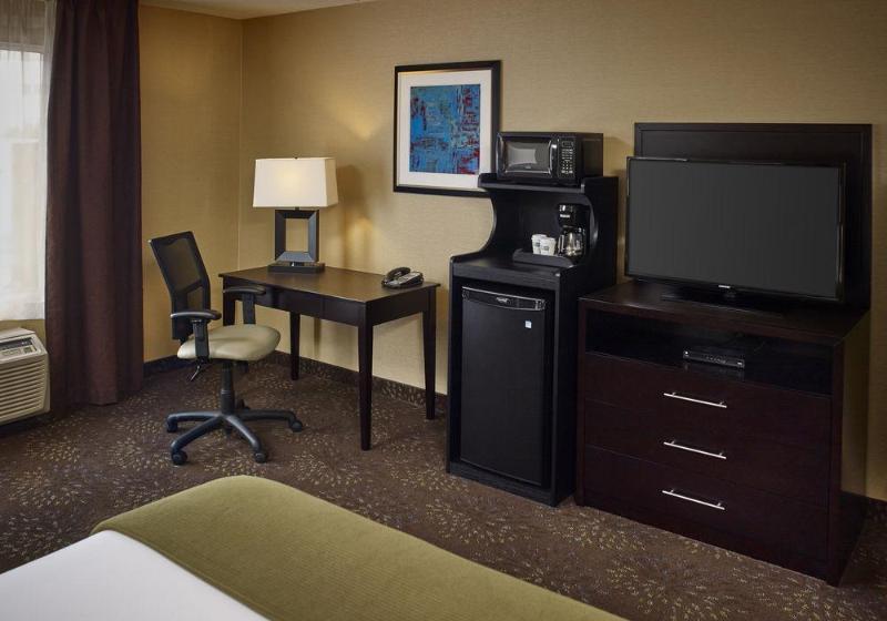 Отель Holiday Inn Express And Suites Timmins, An Ihg