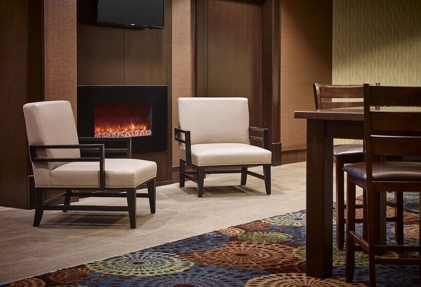 Отель Holiday Inn Express And Suites Timmins, An Ihg