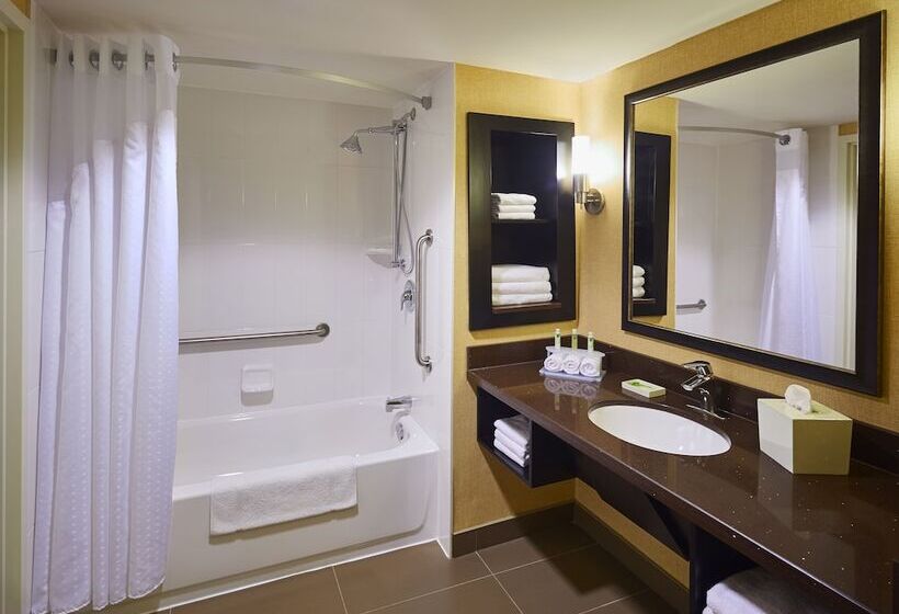 Отель Holiday Inn Express And Suites Timmins, An Ihg