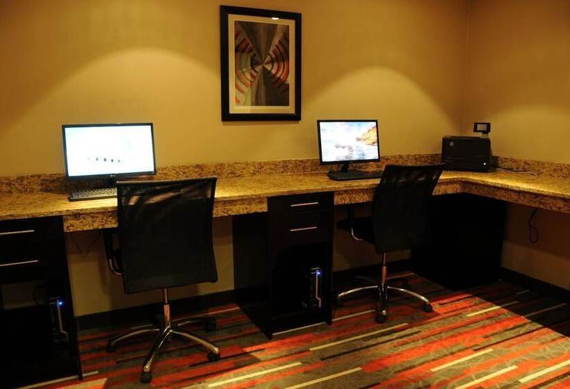 בית מלון כפרי Chateau Inn & Suites Bonnyville