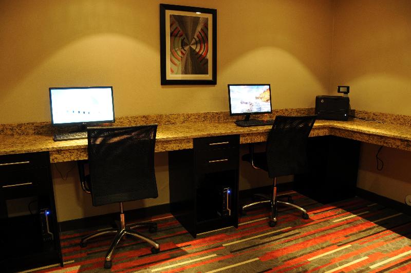 בית מלון כפרי Chateau Inn & Suites Bonnyville