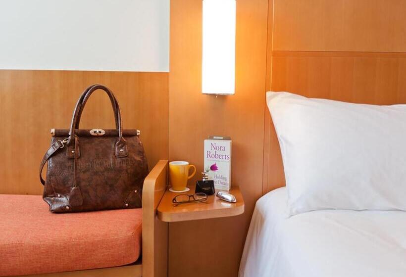 Отель Ibis Abu Dhabi Gate