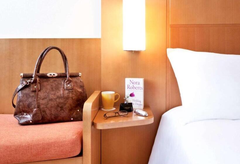 Отель Ibis Abu Dhabi Gate