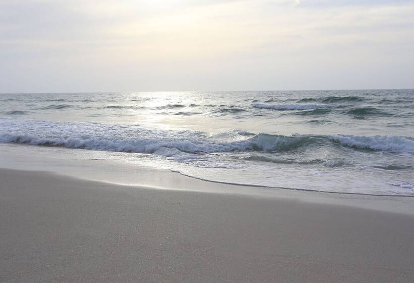 Ramada By Wyndham Beach Hotel Ajman