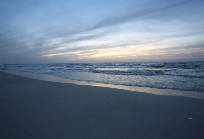 Ramada By Wyndham Beach Hotel Ajman