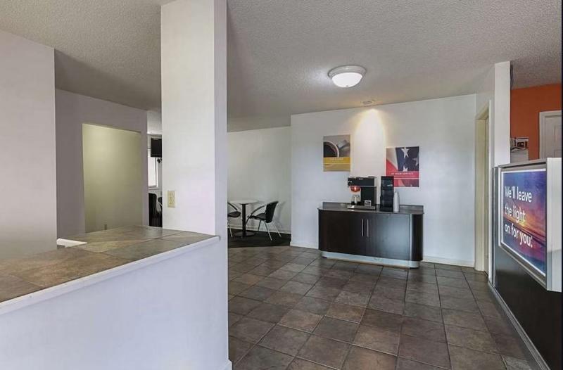 Отель Rodeway Inn & Suites