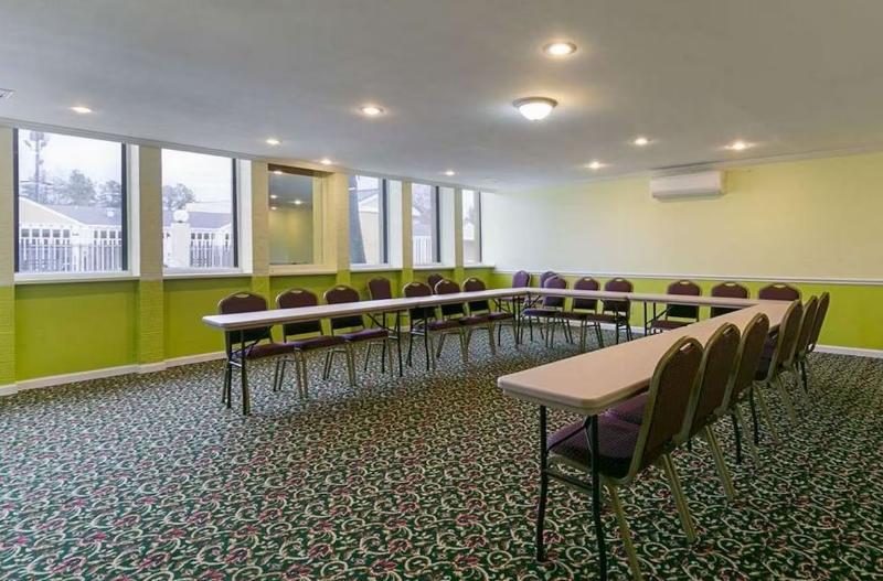 Отель Rodeway Inn & Suites