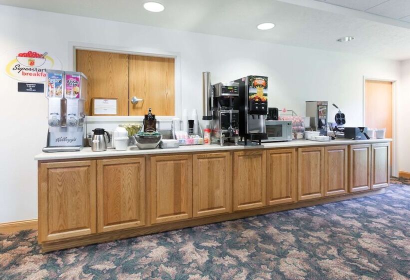 فندق Super 8 By Wyndham Alma