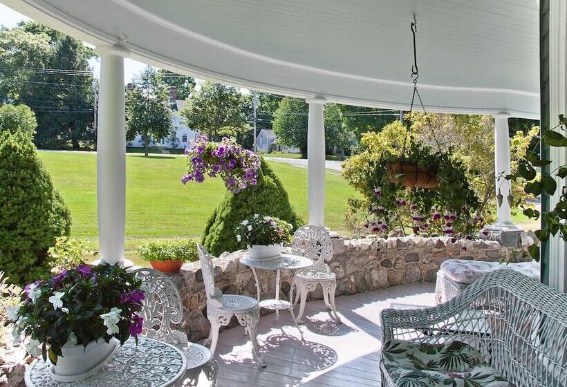 فندق The Jeweled Turret Inn