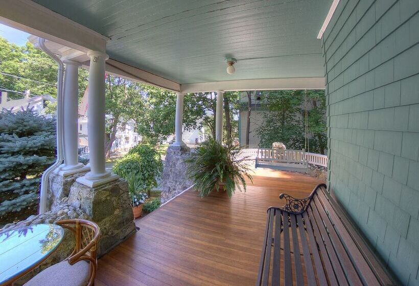 فندق The Jeweled Turret Inn