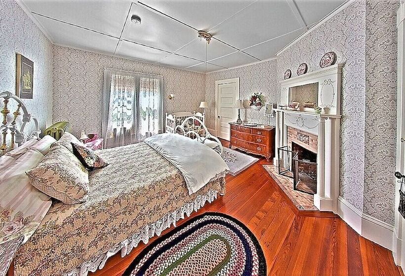 فندق The Jeweled Turret Inn