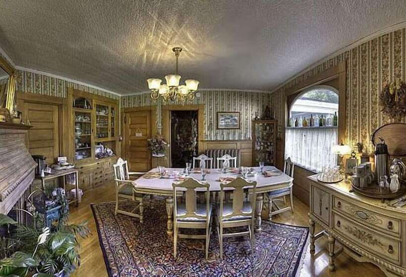 فندق The Jeweled Turret Inn