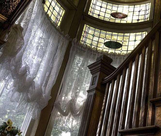 فندق The Jeweled Turret Inn